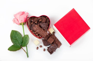 Sevgililer Günü 'nde beyaz arka planda güzel bir gül ve siyah çikolata..
