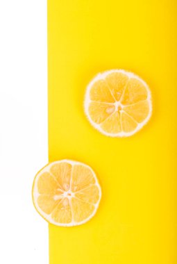 Limondan yapılmış yaratıcı bir düzen. Düz yatıyordu. Yiyecek konsepti.