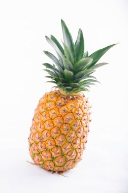 Beyaz arka planda olgun ananas