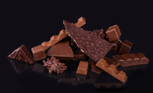 Gebroken Chocoladestukjes Cacaopoeder Houten Ondergrond — Stockfoto