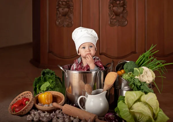 Retrato Menino Feliz Uniforme Cozinheiro Com Legumes — Fotografia de Stock