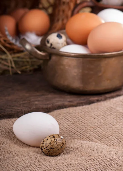 Huevos Pardos Cesta Madera Huevo Roto Con Yema Fondo —  Fotos de Stock