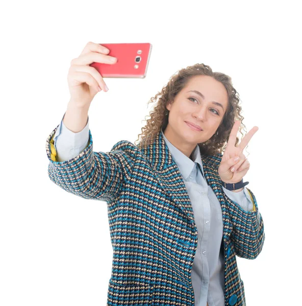 Close Portret Uroczej Kobiety Biorąc Selfie Pokazując Znak Pokoju Palcami — Zdjęcie stockowe