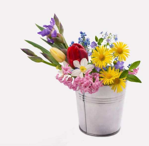 Ein Strauß Blumen Einem Eimer — Stockfoto