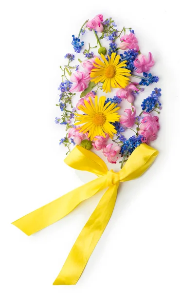 白色背景上的黄色 蓝色和粉色花束 — 图库照片