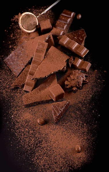 Gebroken Chocoladestukjes Cacaopoeder Houten Ondergrond — Stockfoto