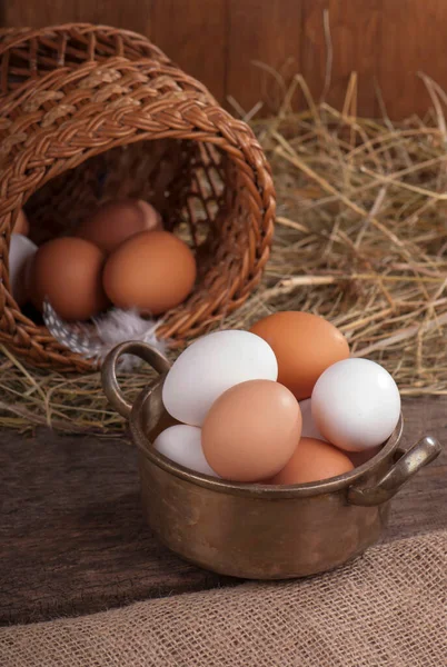 Huevos Pardos Cesta Madera Huevo Roto Con Yema Fondo —  Fotos de Stock