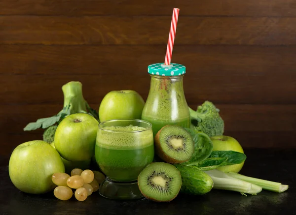 Zelený Zeleninový Koktejl Sklenicích Ingrediencích Bílém Dřevěném Pozadí Dietní Koncept — Stock fotografie