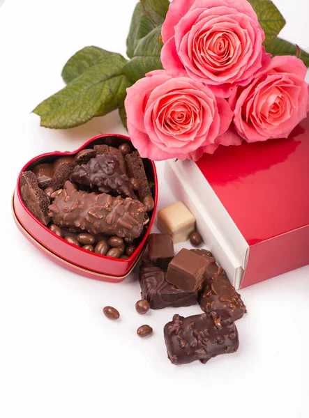 Belle Rose Chocolat Noir Pour Saint Valentin Sur Fond Blanc — Photo