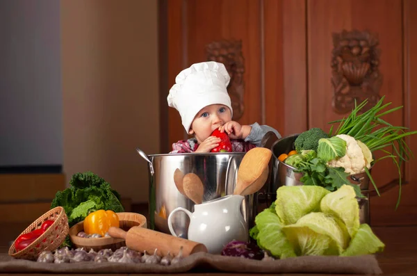 Retrato Menino Feliz Uniforme Cozinheiro Com Legumes — Fotografia de Stock