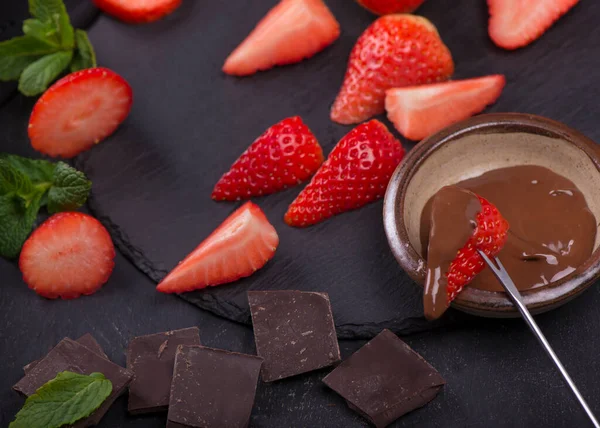 灰色の背景にチョコレートで覆われたイチゴと組成物 — ストック写真