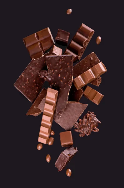 木製の背景に壊れたチョコレートピースとココアパウダー — ストック写真