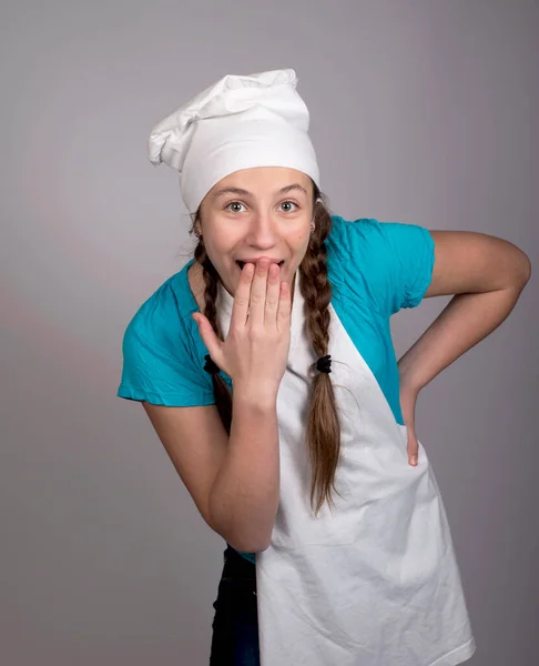 Chica Alegre Sombrero Cocinero Sobre Fondo Gris — Foto de Stock