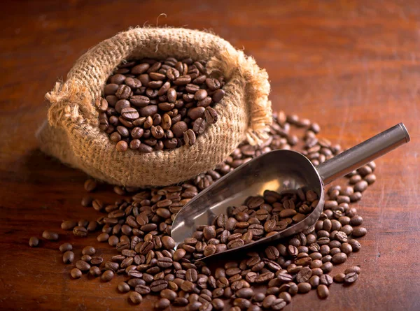 Csésze Kávé Kávébab Egy Zsák Sötét Háttér — Stock Fotó