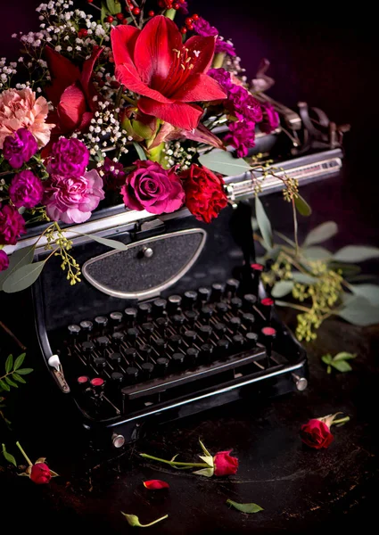 Vintage Maszyna Pisania Kwiatami — Zdjęcie stockowe