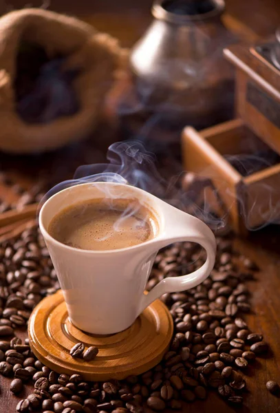 วยกาแฟและเมล ดกาแฟในถ งบนพ นหล — ภาพถ่ายสต็อก