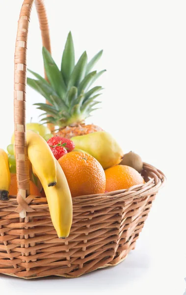 Frutas Exóticas Cesta Fundo Branco — Fotografia de Stock