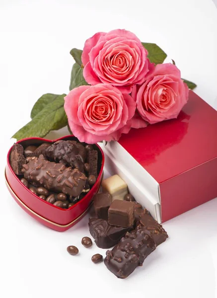 Красивая Роза Темный Шоколад День Святого Валентина Изолированном Белом Фоне — стоковое фото