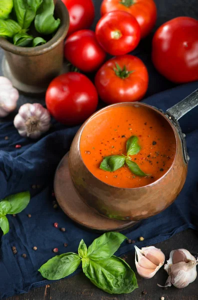 Traditionell Italiensk Tomatsoppa Gazpacho Med Basilika Mörk Bakgrund — Stockfoto