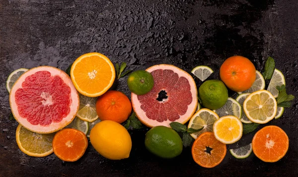 Tło Cytrusowe Świeże Owoce Cytrusowe Cytryny Pomarańcze Limonki Grejpfruty Drewnianym — Zdjęcie stockowe