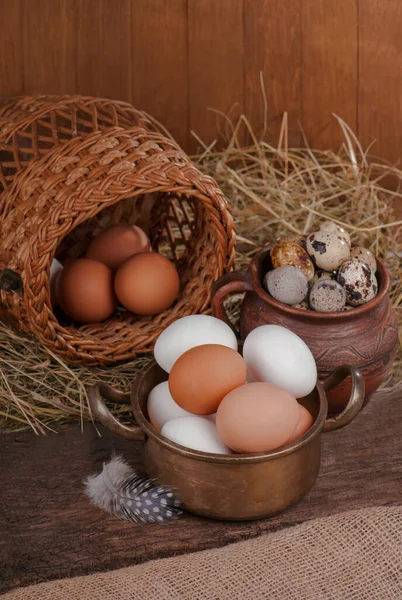 Uova Marroni Cesto Legno Uovo Rotto Con Tuorlo Sullo Sfondo — Foto Stock