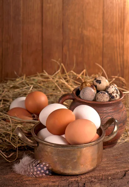 Huevos Pardos Cesta Madera Huevo Roto Con Yema Fondo —  Fotos de Stock