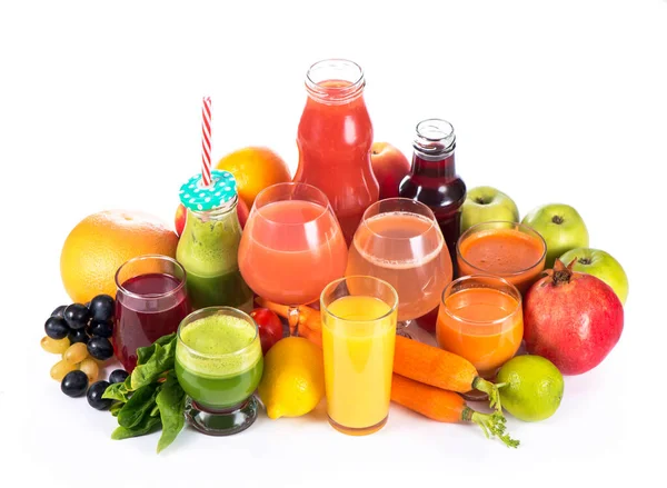 Vasos Con Varios Jugos Verduras Frescas Sobre Fondo Blanco — Foto de Stock