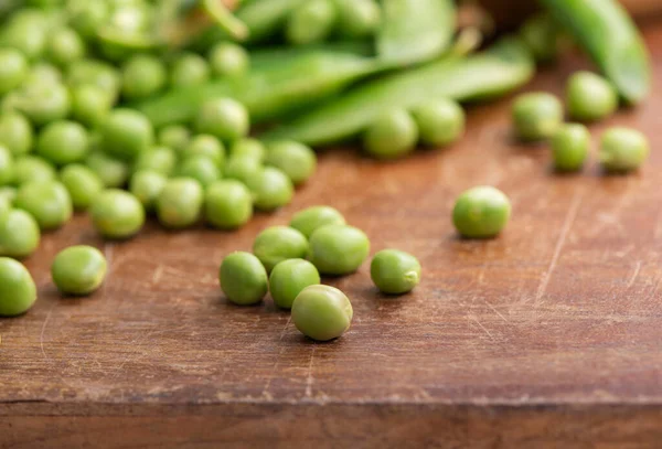 Piselli Piccoli Raw Piccola Ciotola Bianca Tavole Legno Retrò Primo — Foto Stock