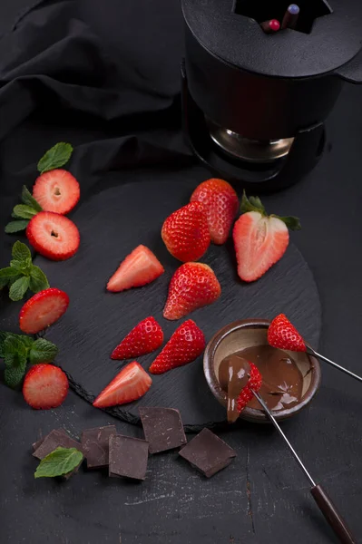 灰色の背景にチョコレートで覆われたイチゴと組成物 — ストック写真