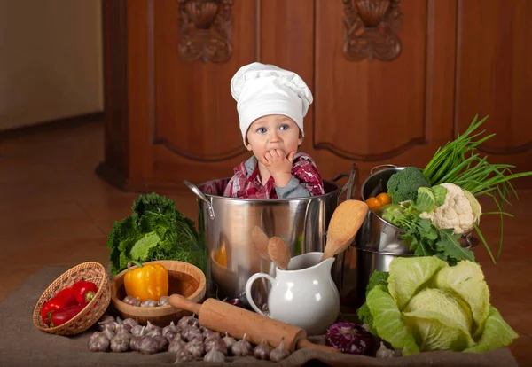 Retrato Menino Feliz Uniforme Cozinheiro Com Legumes — Fotografia de Stock