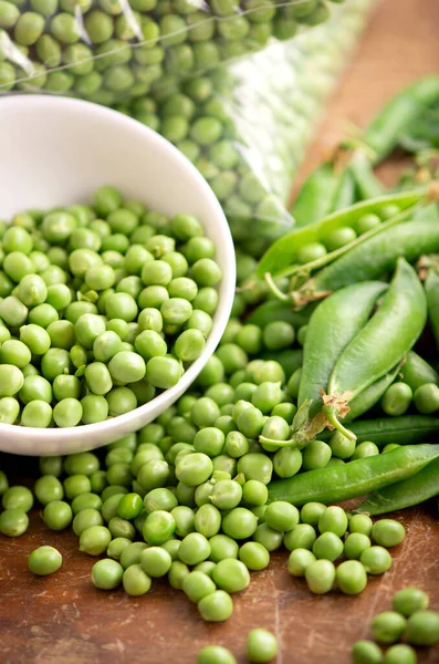 Piselli Piccoli Raw Piccola Ciotola Bianca Tavole Legno Retrò Primo — Foto Stock