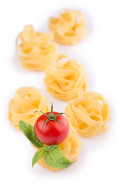 Fettuccyna Pomidorami Wiśniowymi Bazylią Izolowaną Białym — Zdjęcie stockowe