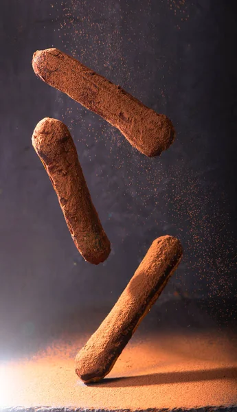 Geleneksel Fransız Tatlısı Çikolata Kremalı Pasta Koyu Arkaplan — Stok fotoğraf