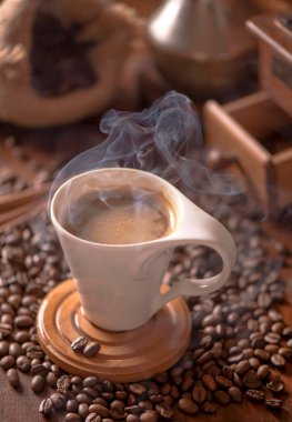 Kızarmış parlak dumanlı tanecikler, kahve çekirdekleri...