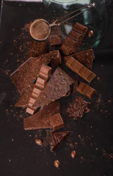 Trozos Chocolate Rotos Cacao Polvo Sobre Fondo Madera — Foto de Stock