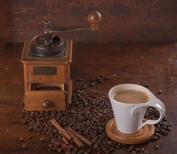 Frito Brilhante Com Grãos Fumegantes Fundo Grãos Café — Fotografia de Stock