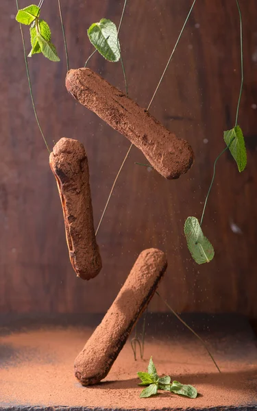 Sobremesa Francesa Tradicional Eclair Com Cobertura Chocolate Fundo Escuro — Fotografia de Stock