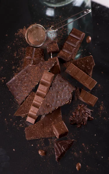 Gebroken Chocoladestukjes Cacaopoeder Houten Ondergrond — Stockfoto