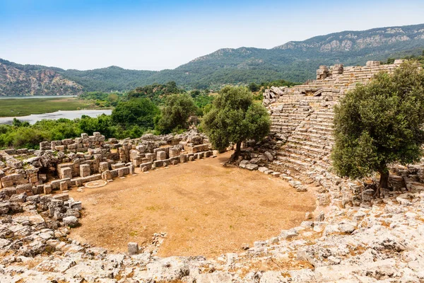 Türkiye'de Kaunos arkeolojik tiyatroda kalıntıları.