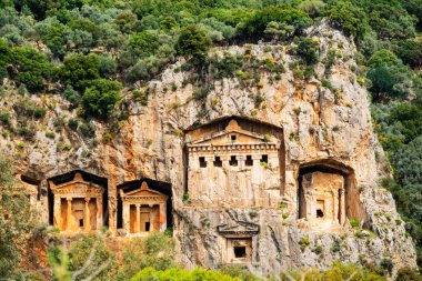 Türkiye'de en büyük yarım kalmış mezarı da dahil olmak üzere, Dalyan nehir üzerinde antik mezarlar Close-up.