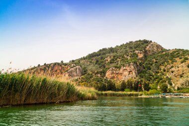 Nehir Dalyan dik kayalıklarla ve Likya mezar yıpranmış cepheler ile Türkiye'de rock, yaklaşık M.ö. 400 kesim.