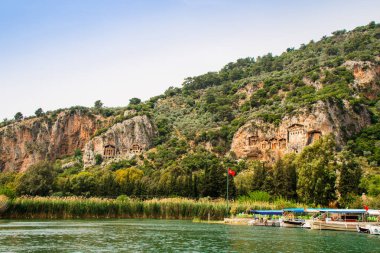 Nehir Dalyan dik kayalıklarla ve Likya mezar yıpranmış cepheler ile Türkiye'de rock, yaklaşık M.ö. 400 kesim.