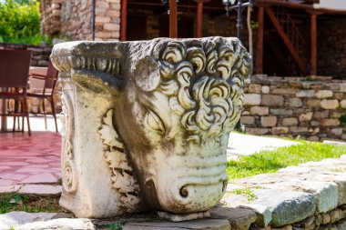 Bull's head Aphrodisias arkeolojik alanında Türkiye'de taş oyma heykel yıpranmış.