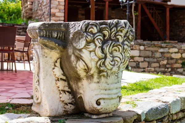 Bull's head Aphrodisias arkeolojik alanında Türkiye'de taş oyma heykel yıpranmış.