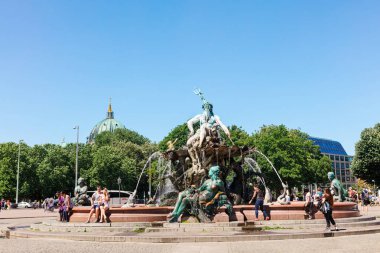 Berlin, Almanya - 6 Haziran. 2018: Neptün Çeşmesi olduğunu en eski çalışma Çeşme Berlin tasarlanmış architech Karl Friedrich Schinkel tarafından 1845'te.