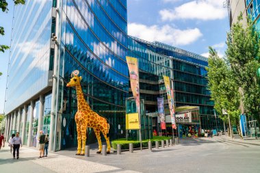 Berlin, Almanya - 11 Haziran 2018: Modern Binası, Legoland Keşif Merkezi, Berlin, Almanya.