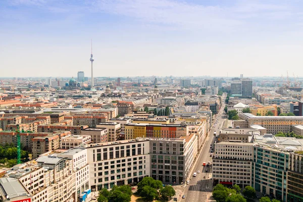 ライプツィヒ通りベルリンの主要な通りの つの空撮が西と東の側を接続するベルリン ドイツ 2018 — ストック写真
