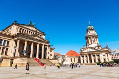 Berlin, Almanya - 6 Haziran 2018: Fransız Katedrali ve Schinkel Konzerthaus ile Mitte bölgesinde Gendarmenmarkt.
