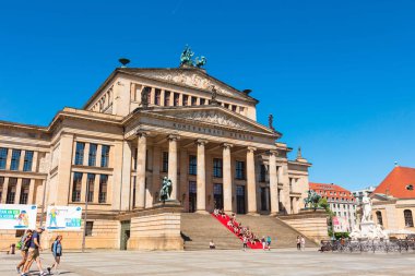 Berlin, Almanya - 6 Haziran 2018: Gendarmenmarkt Mitte bölgesinde Friedrich Schiller ve Schinkel Konzerthaus heykeli ile.