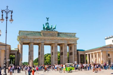 Berlin, Almanya - 6 Haziran 2018: Brandenburger Tor Berlin'deki en ikonik dönüm noktası olduğunu.